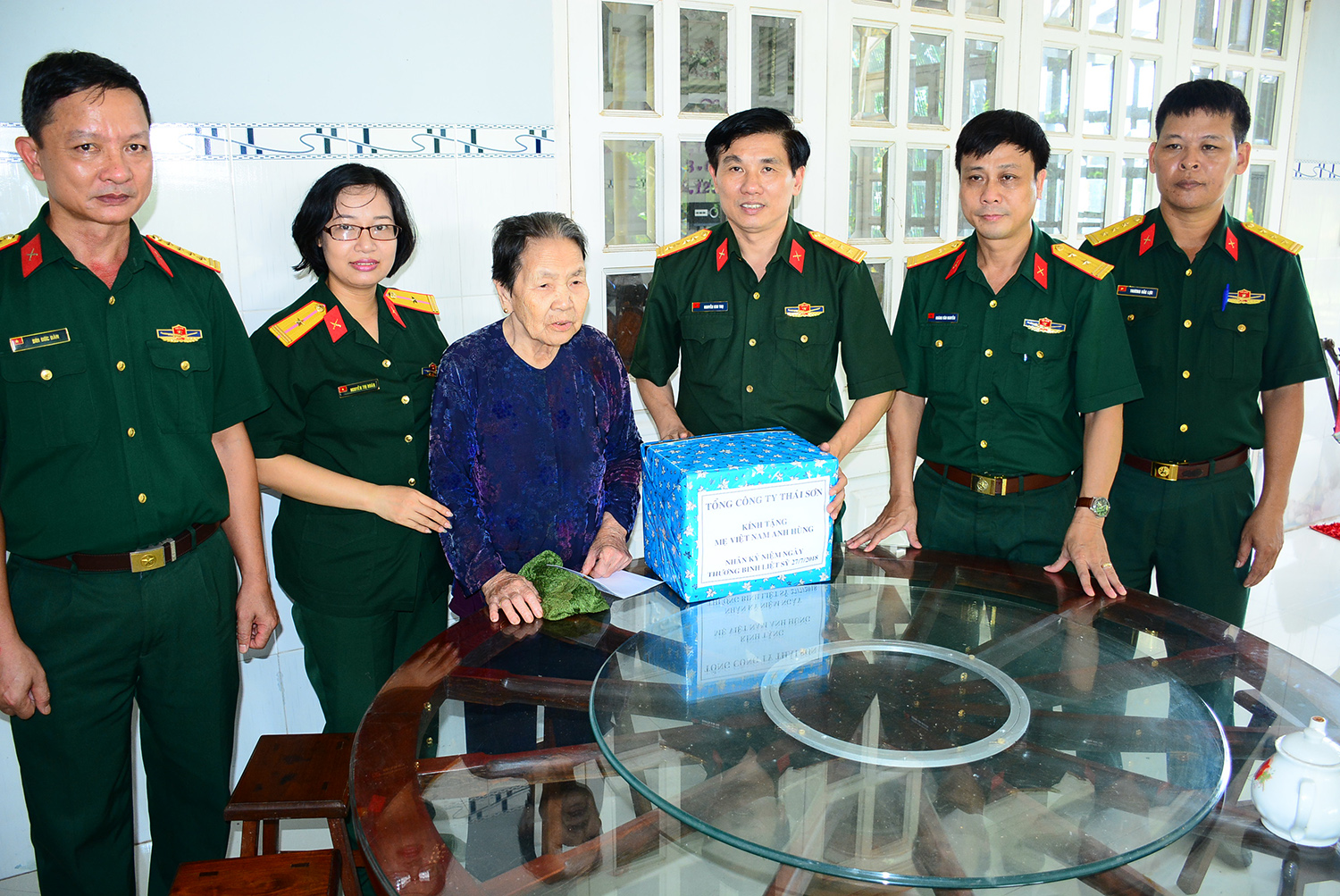 Tổng công ty Thái Sơn thăm, tặng quà các Mẹ Việt Nam anh hùng

