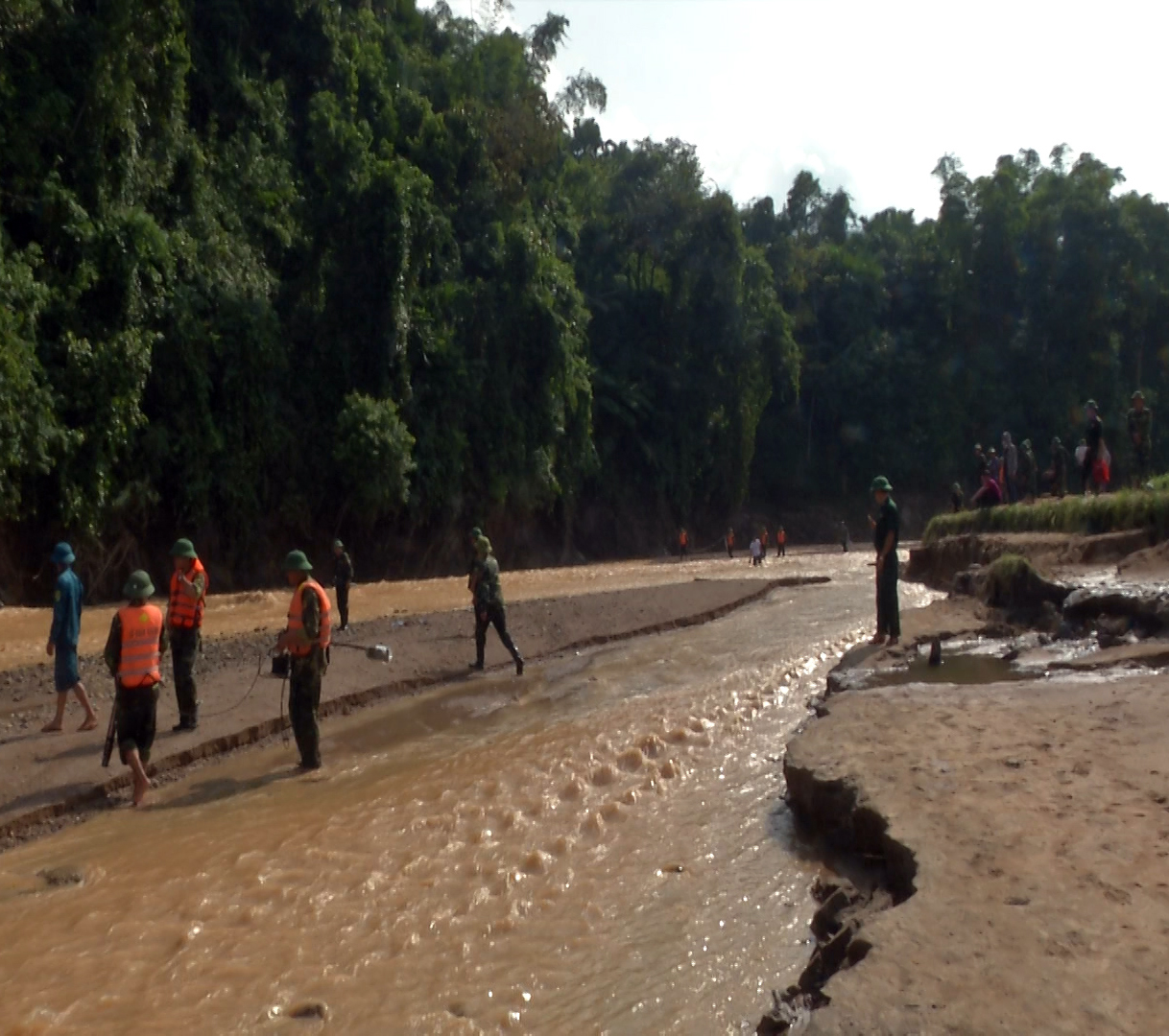 Nỗ lực tìm kiếm các nạn nhân vụ sạt lở đất