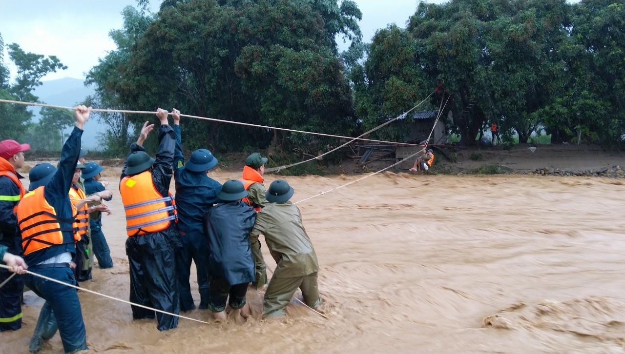 Căng mình giúp dân khắc phục hậu quả mưa lũ


