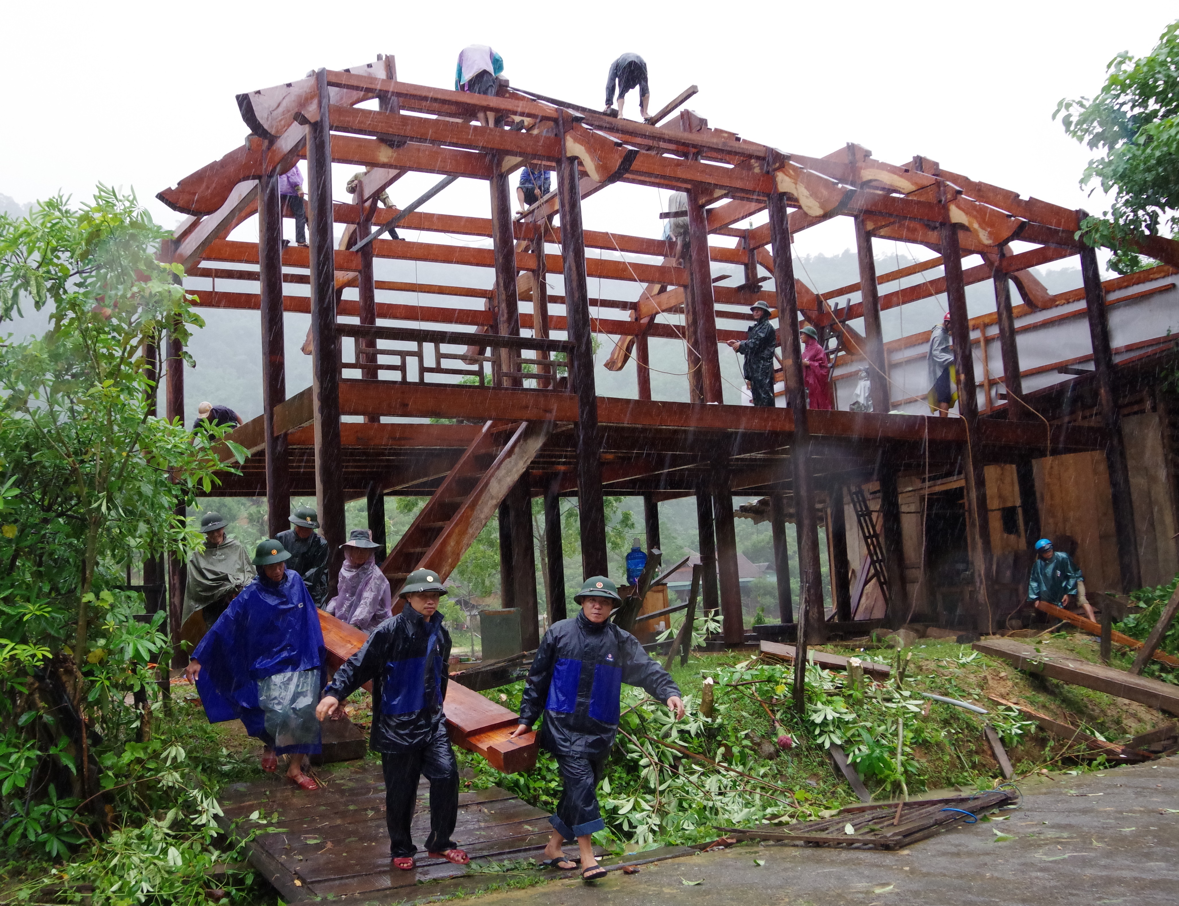 Bộ đội Biên phòng giúp dân chuyển nhà tránh lũ