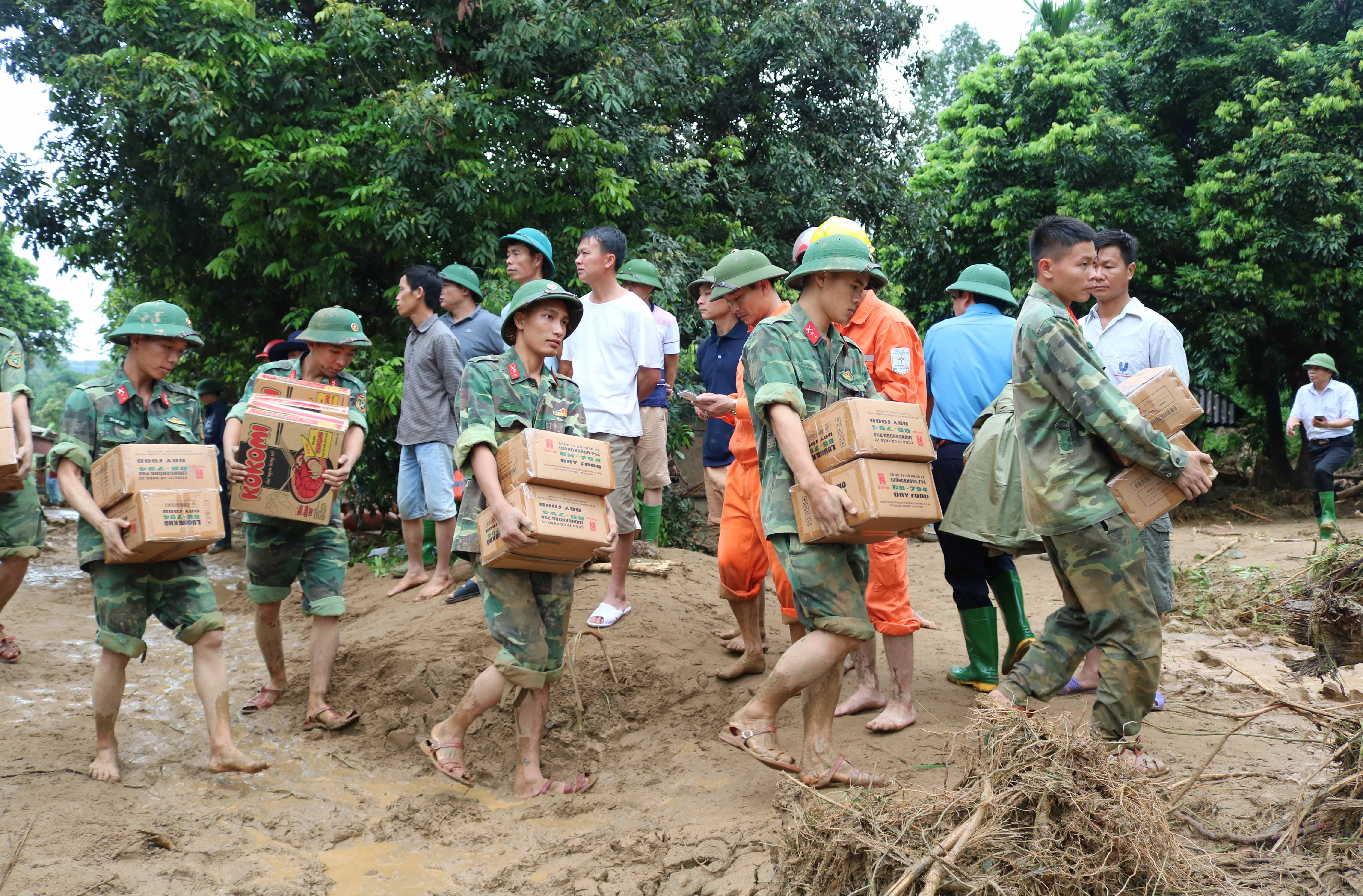 Quân khu 2:  Tiếp cận và cứu hộ người dân xã Sùng Đô bị cô lập bởi nước lũ