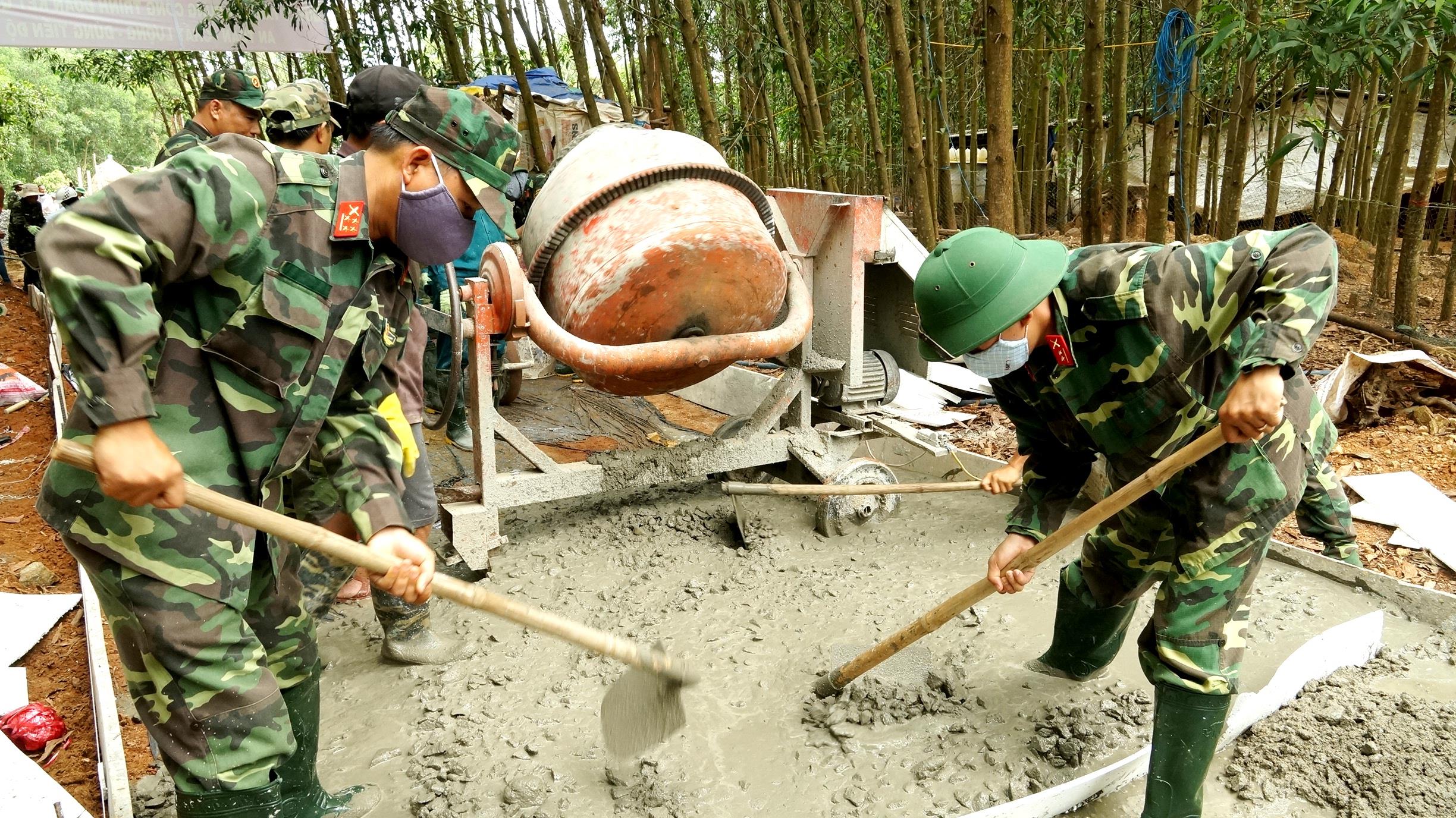 Giúp dân từ nồi cơm, bát cháo, vườn rau...

