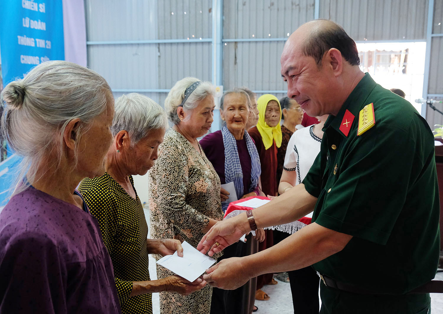 Lữ đoàn Thông tin 29 (Quân khu 9) giúp dân xây dựng nông thôn mới