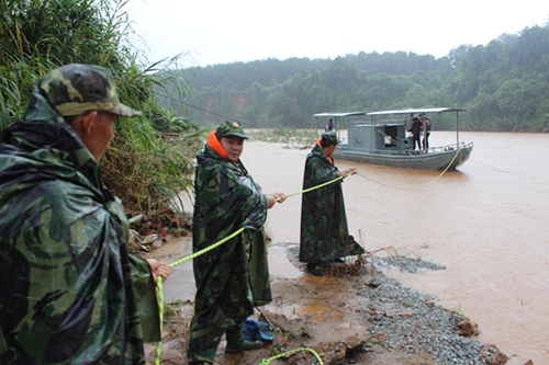 Bộ CHQS tỉnh Kon Tum cứu hộ 4 cán bộ, nhân viên Trạm Thủy văn Đắk Mốt gặp nạn trên sông Pô Kô
