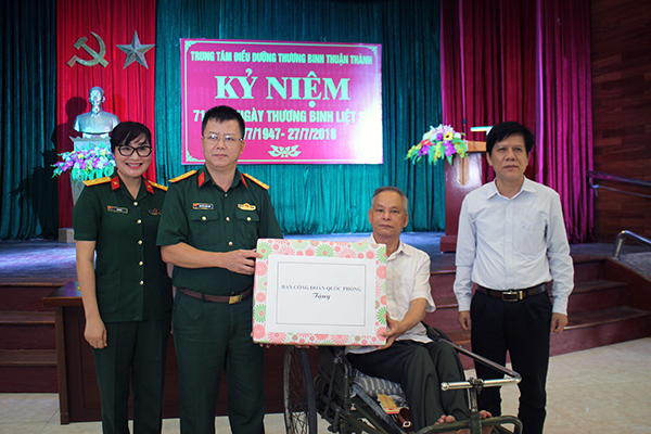 Ban Công đoàn Quốc phòng thăm, tặng quà các trung tâm điều dưỡng người có công