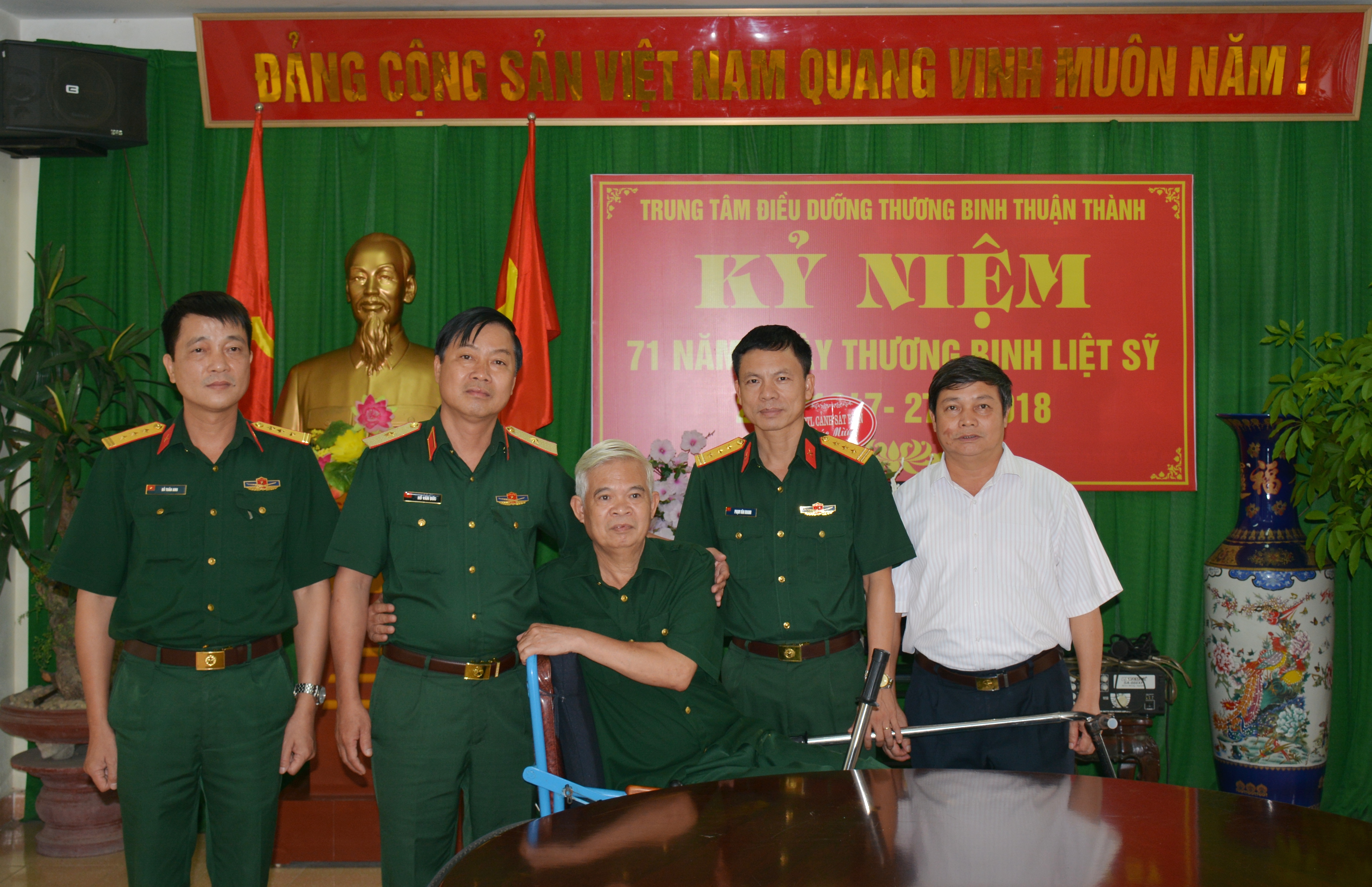 Bộ tư lệnh 86 thăm, tặng quà Trung tâm Điều dưỡng thương binh Thuận Thành