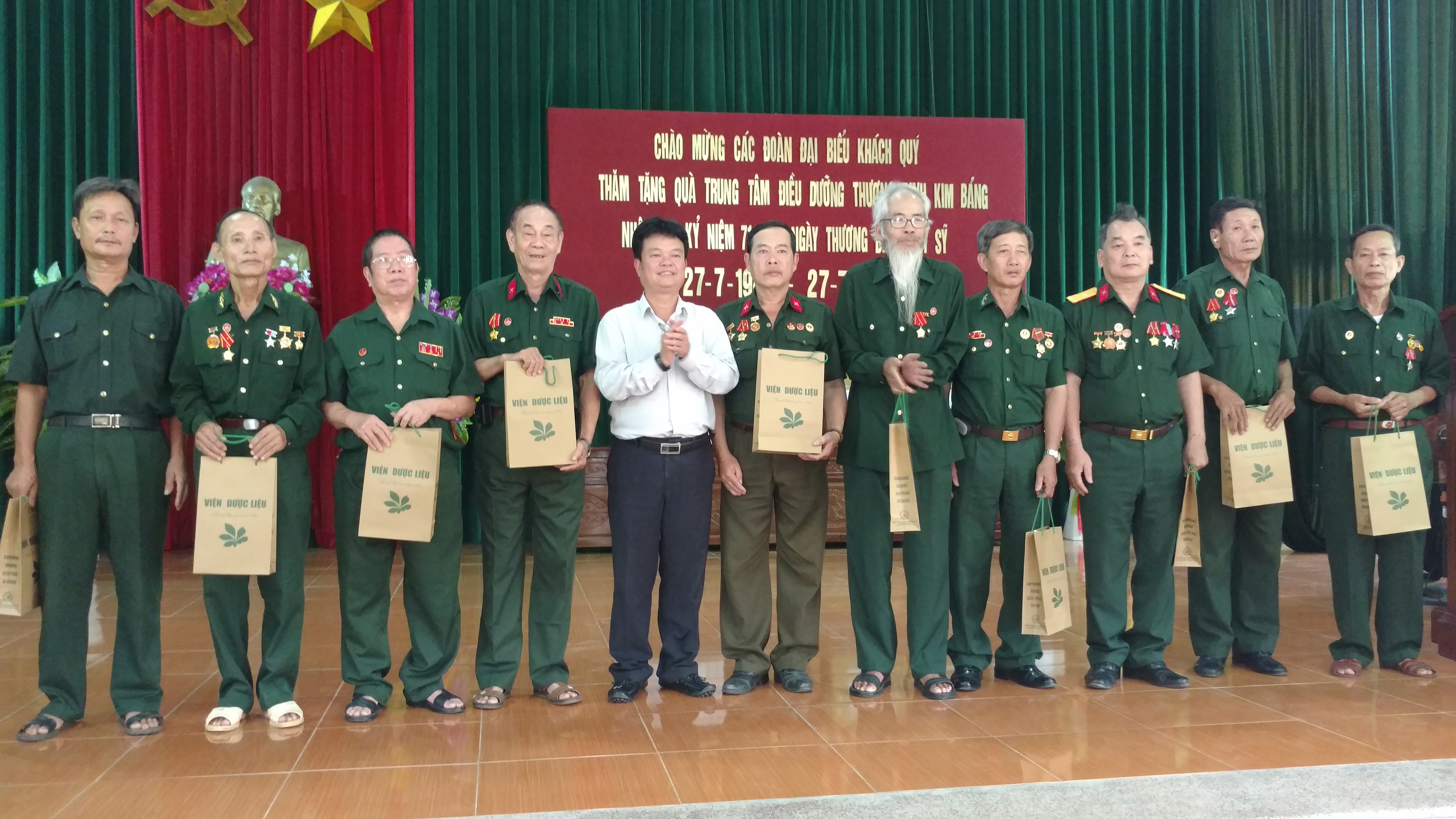 Lãnh đạo Bộ Y tế thăm, tặng quà thương binh, bệnh binh tại tỉnh Hà Nam