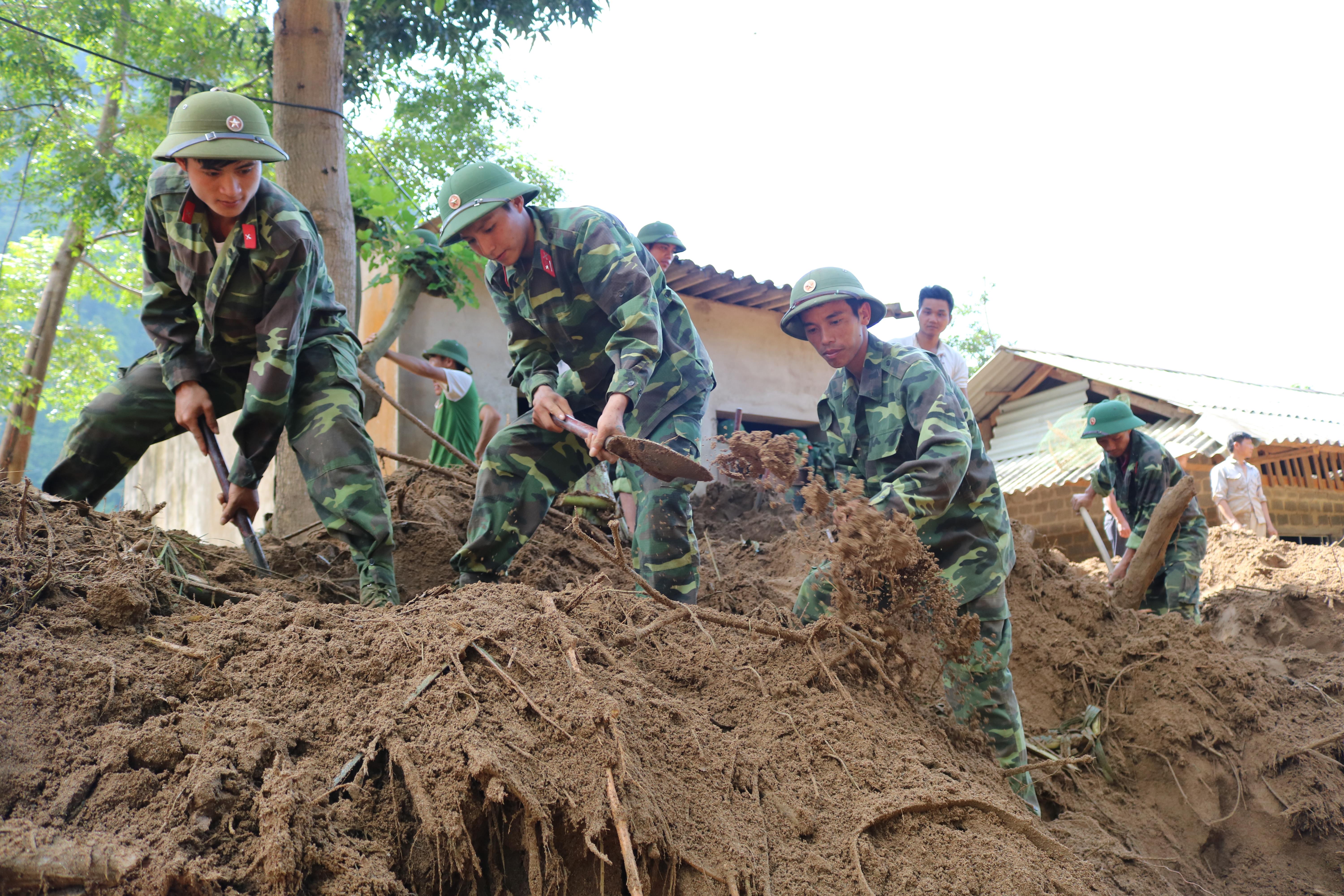 Giúp dân trong vùng rốn lũ