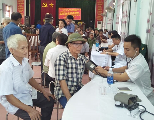 Bộ tư lệnh Thủ đô thăm, tặng quà gia đình liệt sĩ tại xã An Thượng