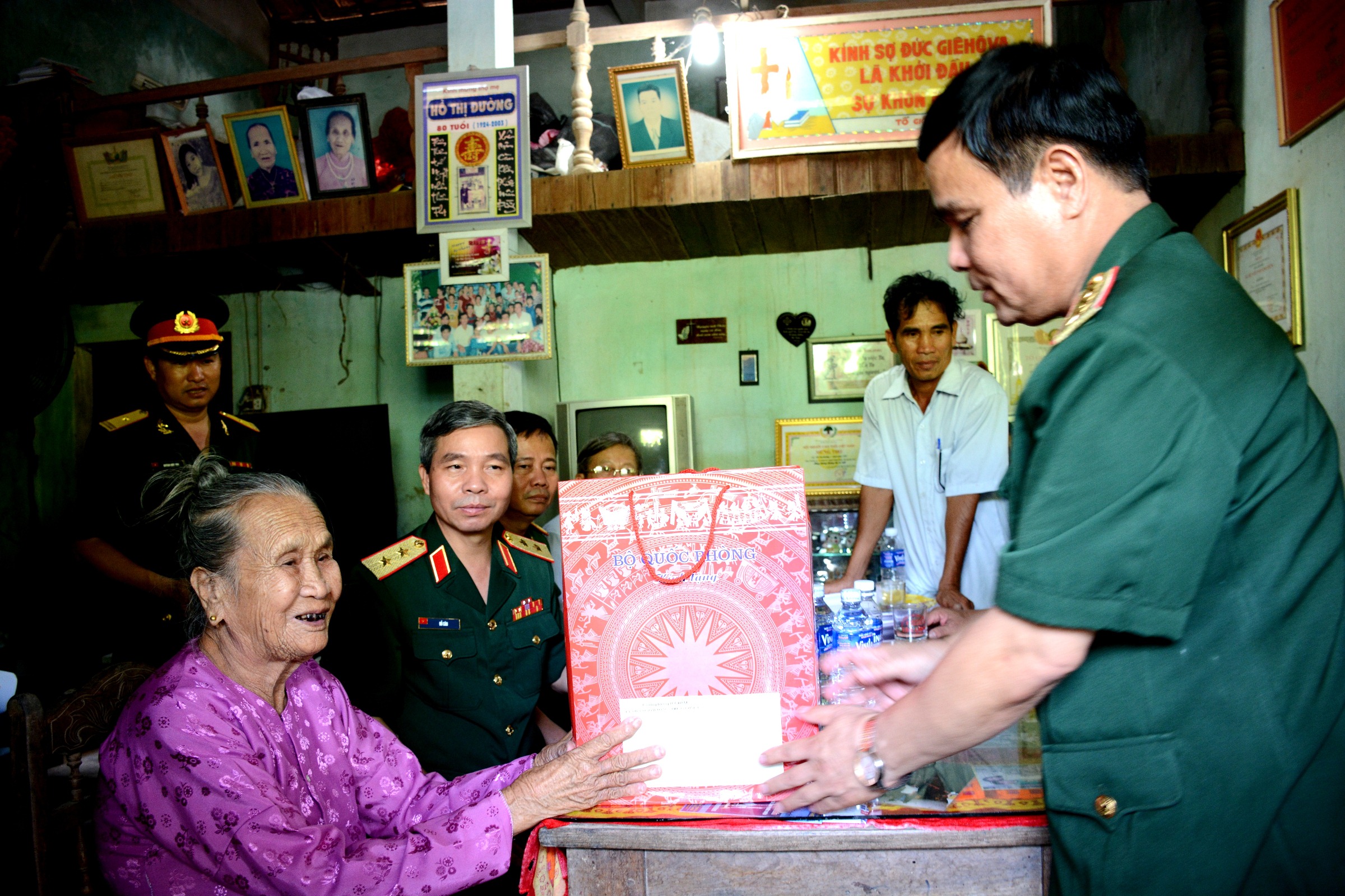 Đoàn công tác Bộ Quốc phòng thăm, tặng quà người có công với cách mạng ở Quảng Nam

