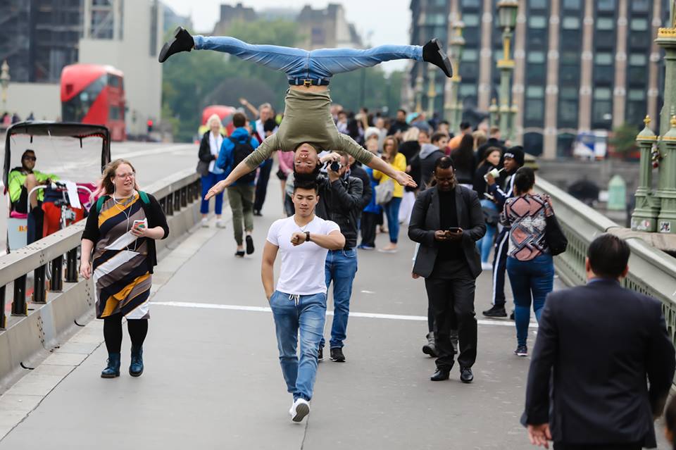 Anh em Quốc Cơ - Quốc Nghiệp chồng đầu dạo chơi trên đường phố London