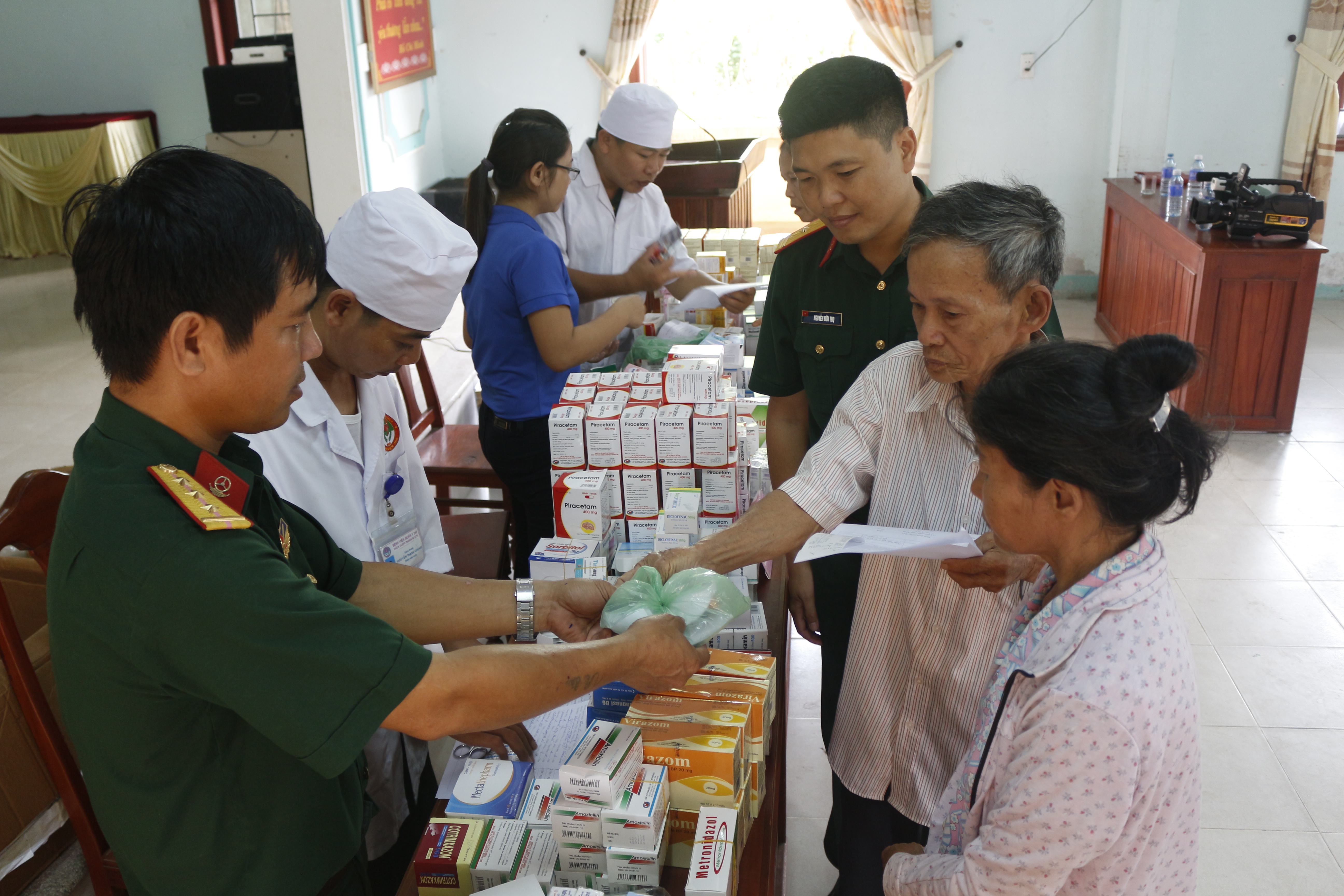 Ban Thanh niên Quân đội phối hợp tổ chức khám bệnh, cấp thuốc miễn phí cho đối tượng chính sách