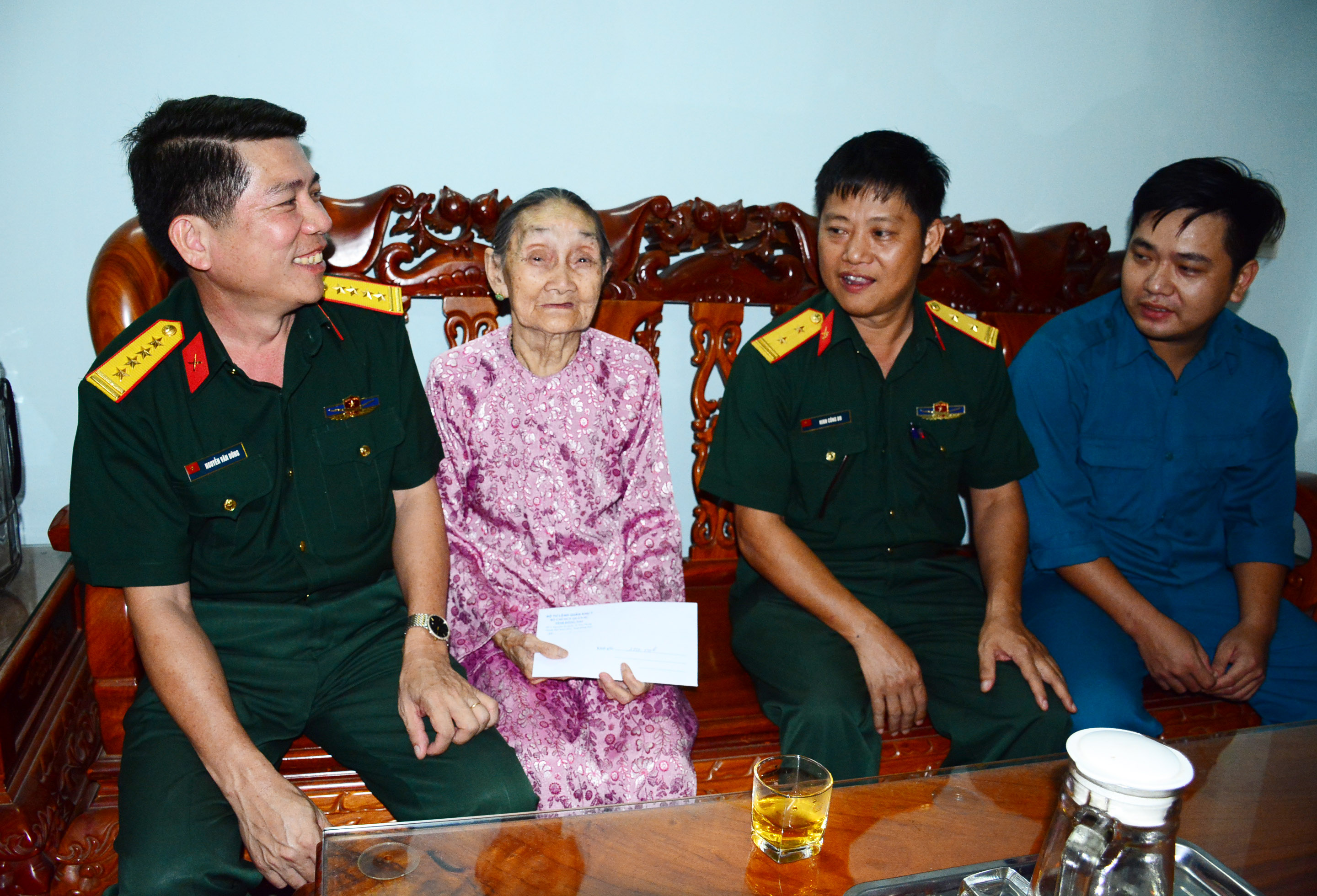 Làm chính sách bằng cả tấm lòng

