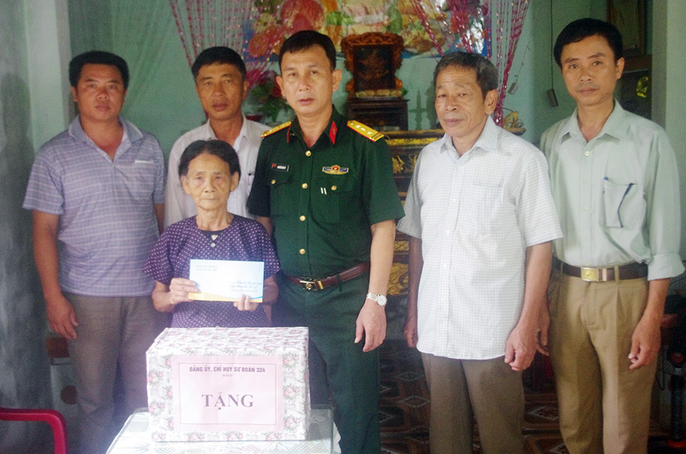 Các đơn vị quân đội gặp mặt, tặng quà gia đình chính sách 

