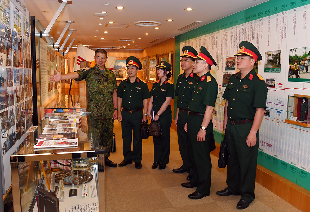 Đoàn công tác Báo Quân đội nhân dân thăm Trung tâm Thông tin của Lực lượng Phòng vệ mặt đất Nhật Bản