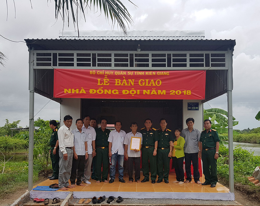Bộ CHQS Kiên Giang bàn giao nhà đồng đội

