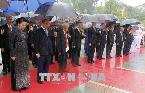 Lãnh đạo Đảng, Nhà nước đặt vòng hoa tưởng niệm các Anh hùng Liệt sĩ và vào Lăng viếng Chủ tịch Hồ Chí Minh