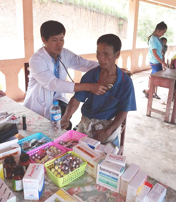 Đoàn Kinh tế-Quốc phòng 385 (Binh đoàn 15) thăm, tặng quà, khám bệnh, cấp thuốc miễn phí cho người dân Lào