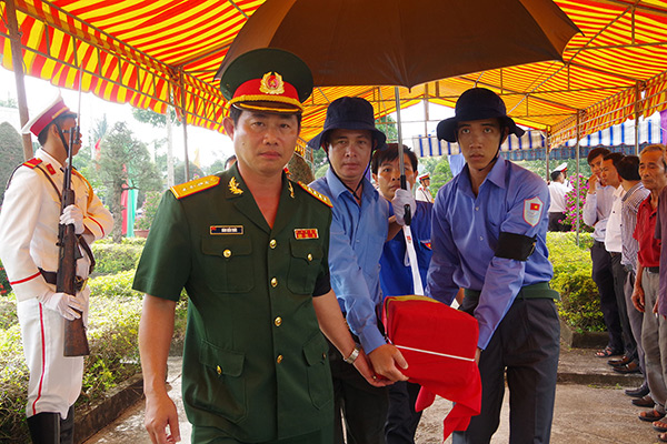 Lễ truy điệu và an táng hài cốt liệt sĩ quân tình nguyện, chuyên gia Việt Nam hy sinh tại Campuchia

