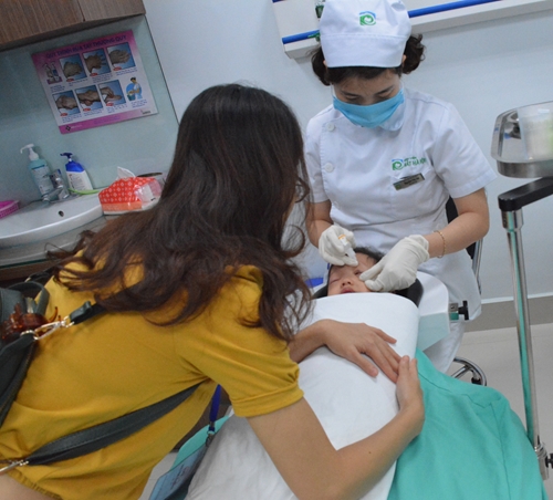 Bệnh viện Mắt Hà Nội 2 khám, phẫu thuật mắt miễn phí cho gần 100 trẻ em nghèo ở Tuyên Quang