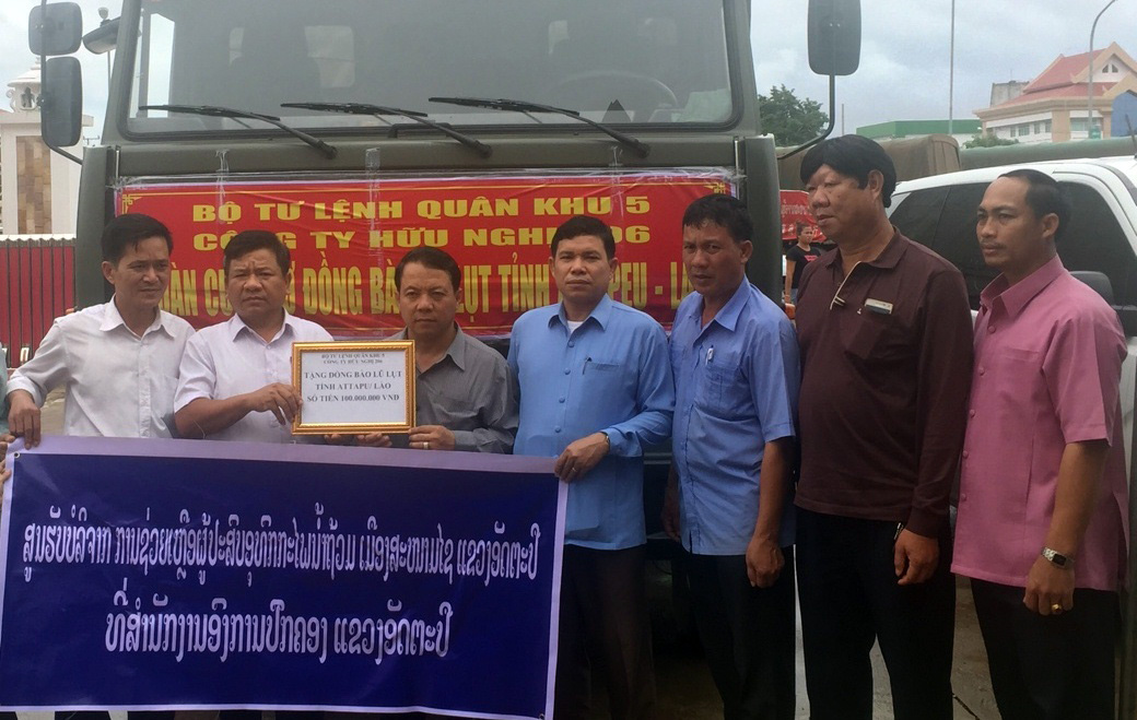 Quân khu 5 phối hợp tìm kiếm người mất tích và hỗ trợ người dân vùng bị vỡ đập thủy điện tại Lào