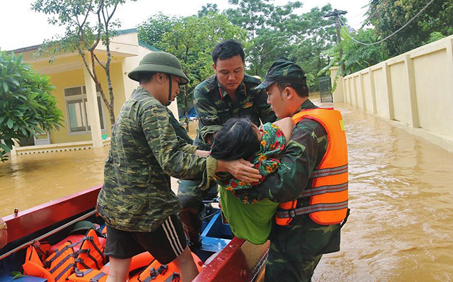 Xé dòng lũ dữ cứu hàng trăm người dân