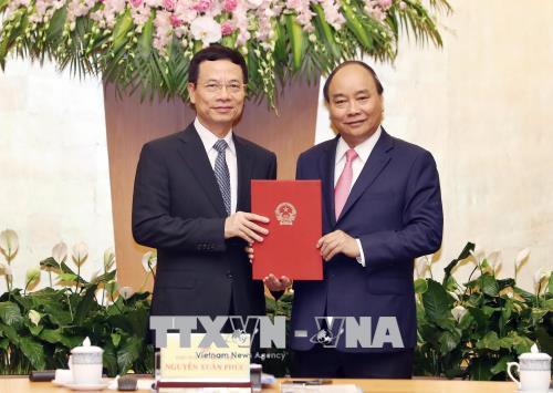 Thủ tướng trao Quyết định quyền Bộ trưởng Bộ Thông tin và Truyền thông cho ông Nguyễn Mạnh Hùng