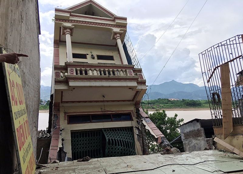 Tối 30-7, nhiều ngôi nhà ở phường Đồng Tiến, TP Hòa Bình, tỉnh Hòa Bình có hiện tượng nứt trượt rồi đổ sụp xuống sông Đà.