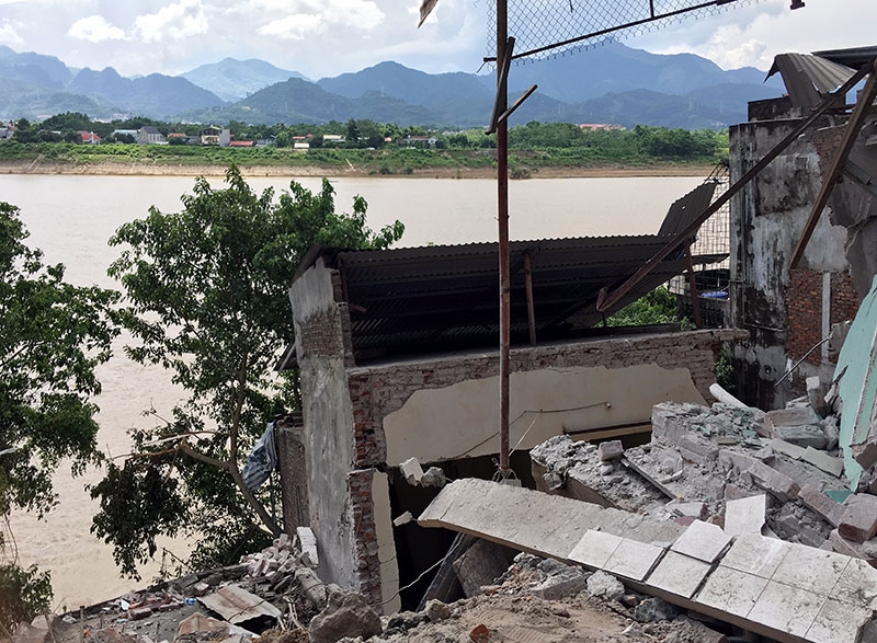 10 hộ bị sập nửa nhà, 9 hộ có nhà bị rạn nứt, nguy cơ đổ xuống sông bất cứ lúc nào.