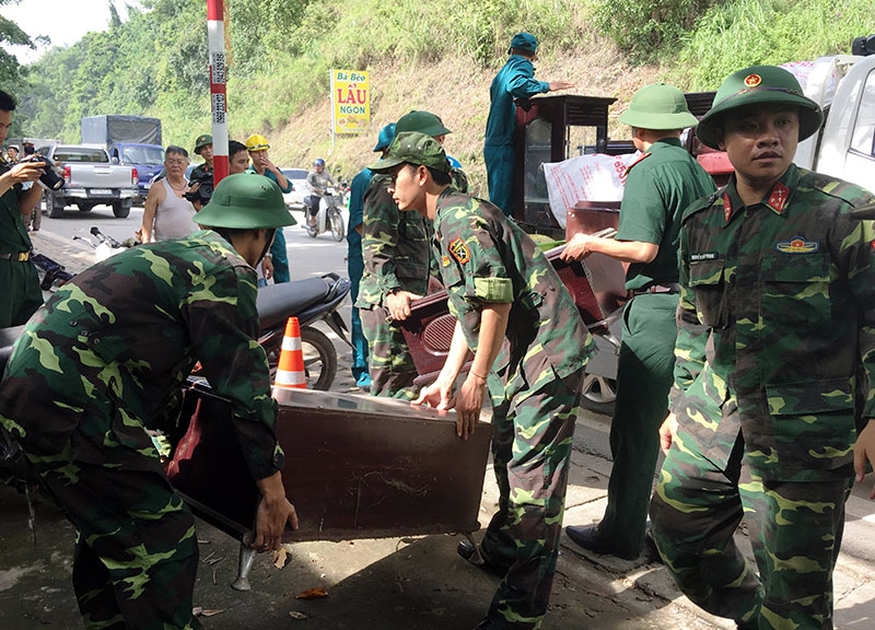 Đến thời điểm này, các lực lượng đã di dời được toàn bộ tài sản của 35 hộ dân ra khu vực an toàn.