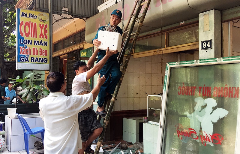 Về lâu dài, TP Hòa Bình sẽ thực hiện giao đất tái định cư cho những hộ gia đình trong khu vực sạt lở và hỗ trợ tiền xây nhà với mức 70 triệu đồng/hộ.