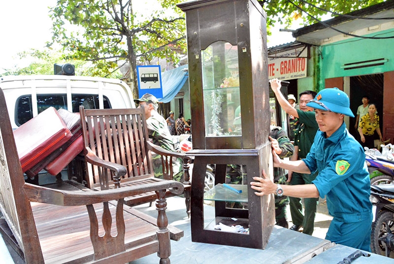 Đại diện chính quyền địa phương cho biết, hiện nay đã bố trí đưa một số hộ không có người thân về nhà văn hóa để ở tạm.