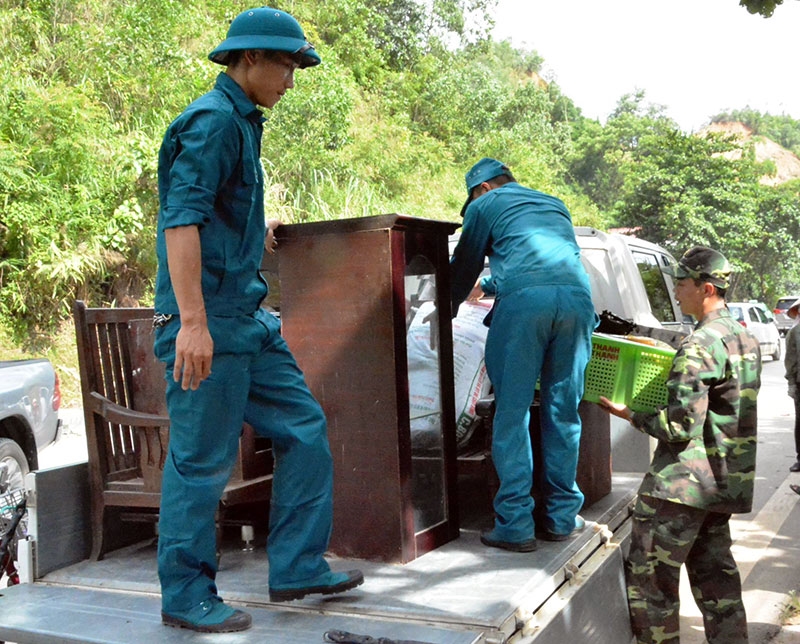 Người dân ở đây cho biết, rất may lúc bị sạt lở không phải là đêm muộn nên mọi người kịp bỏ chạy, nếu không thì chưa biết chuyện gì sẽ xảy ra.