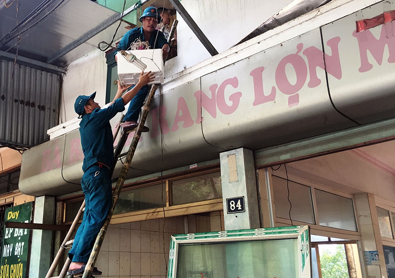 Nhiều gia đình trong phút chốc đã mất cả cơ ngơi khi toàn bộ nhà cửa bị sập hoàn toàn xuống dòng sông Đà.