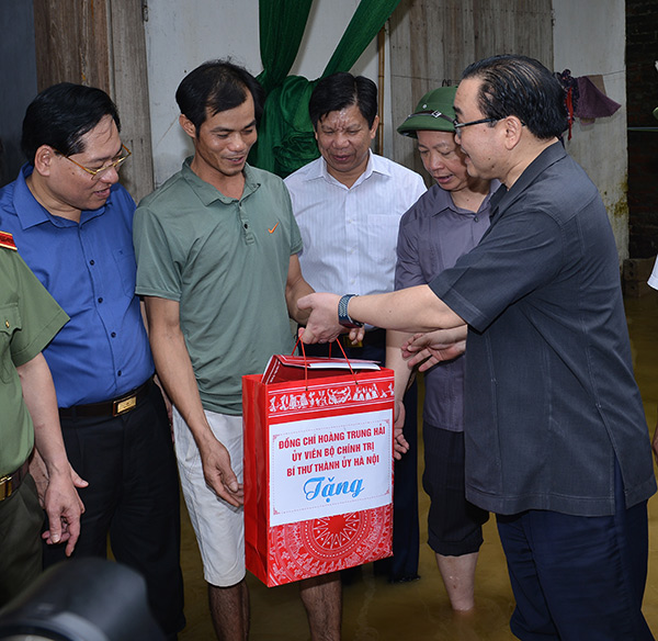 Bí thư Thành ủy Hoàng Trung Hải đi thăm, kiểm tra công tác phòng, chống mưa lũ tại huyện Chương Mỹ
