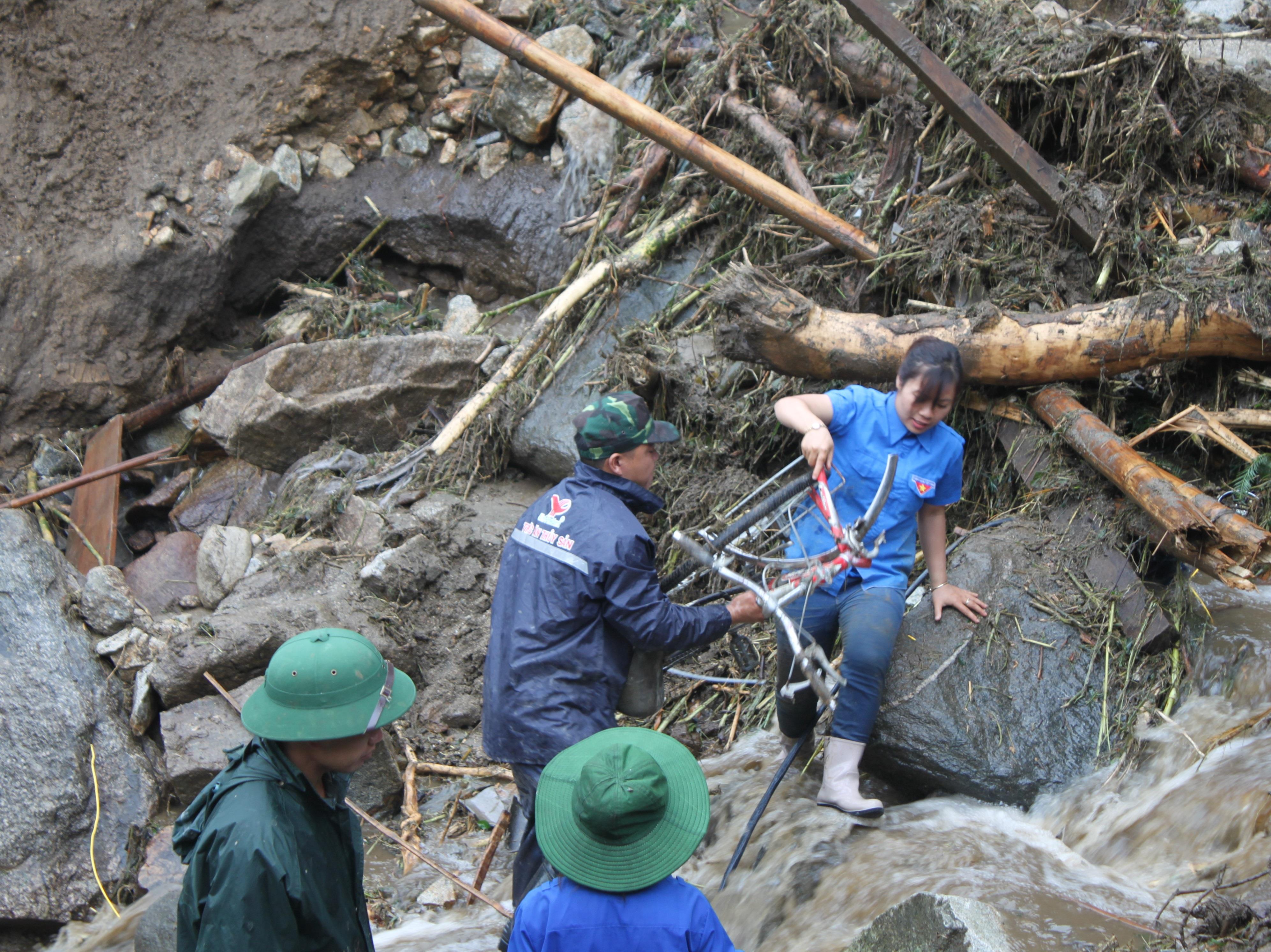 Đội mưa tìm kiếm các nạn nhân mất tích