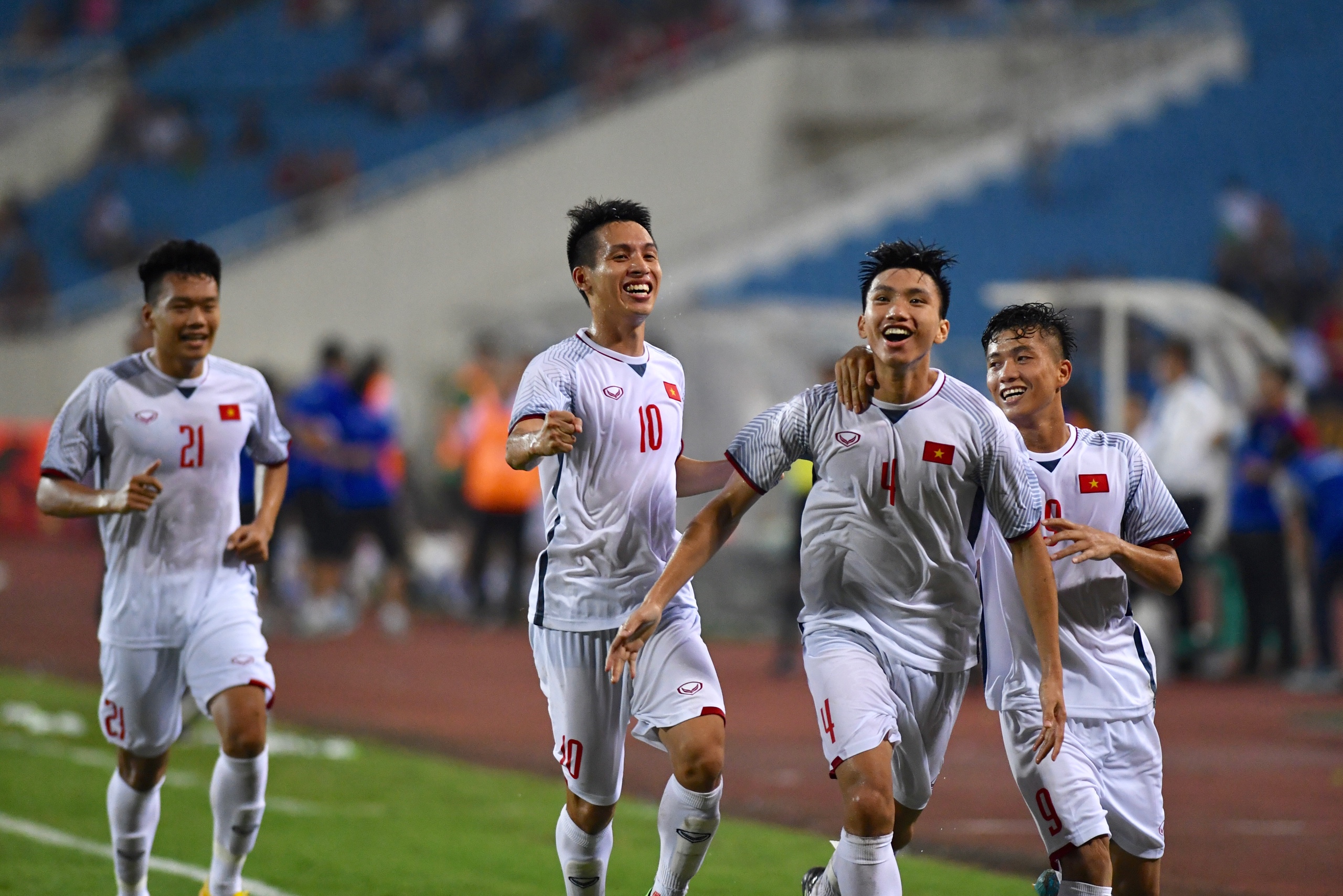 Văn Hậu lập siêu phẩm, U23 Việt Nam thắng sít sao U23 Oman