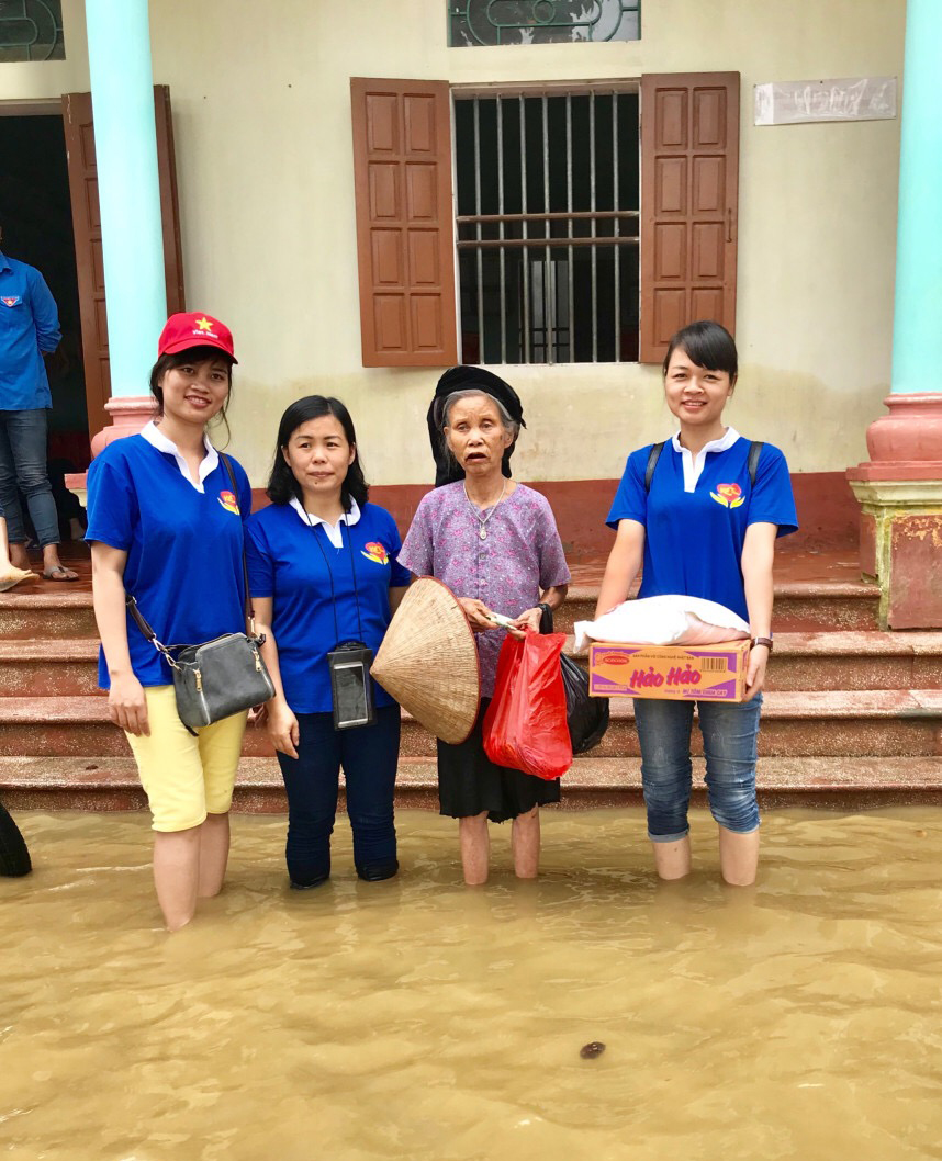 Trao quà tặng nhân dân vùng lụt huyện Chương Mỹ, Hà Nội