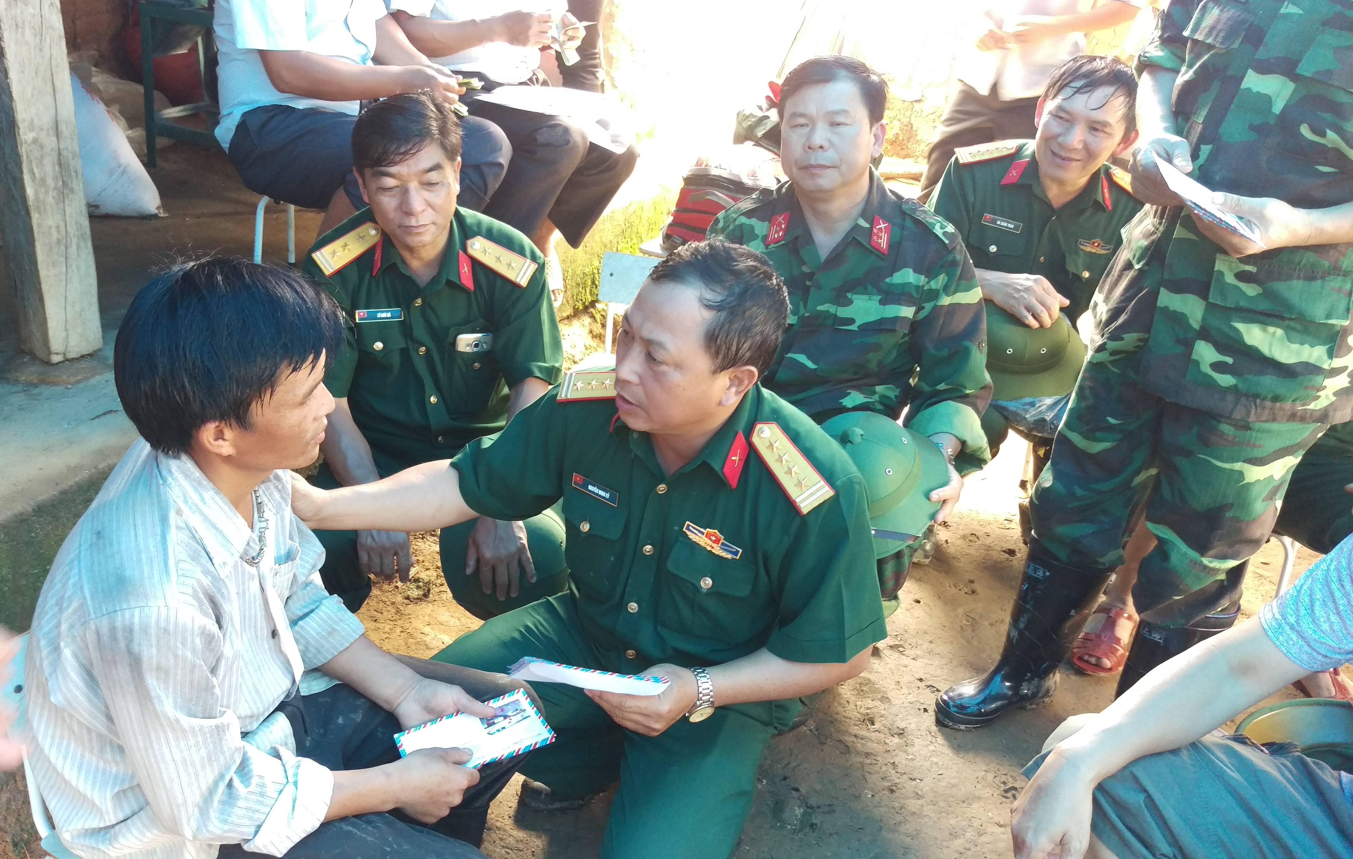 LLVT Lai Châu tích cực giúp nhân dân huyện Phong Thổ khắc phục hậu quả vụ sạt lở đất