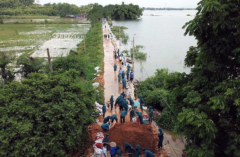 Lực lượng vũ trang huyện Quốc Oai, chống tràn trên tuyến đê sông Tích, thuộc địa phận xã Đông Yên.