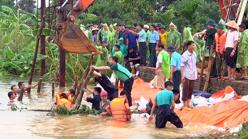 Xử lý sự cố bục cống dưới đê Đồng Ao, xã Đông Yên, huyện Quốc Oai bảo vệ an toàn đoạn đê dài gần 100m.