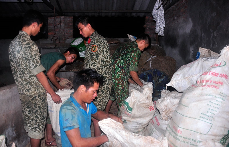 Cán bộ, chiến sĩ Trường Sĩ quan Đặc công, giúp nhân dân xã Nam Phương Tiến, huyện Chương Mỹ vận chuyển tài sản đến nơi an toàn.