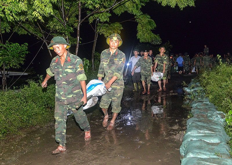 Cán bộ, chiến sĩ Sư đoàn Bộ binh 301, Bộ tư lệnh thủ đô Hà Nội chống tràn tại tuyến đê sông Tích, thuộc địa phận xã Đông Sơn, huyện Chương Mỹ.