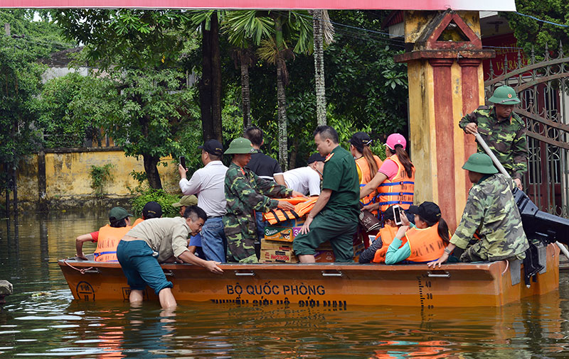 Bộ đội Thủ đô giúp dân vùng ngập úng