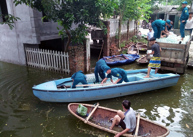 Lực lượng dân quân xã Tân Tiến, huyện Chương Mỹ vận chuyển nước sạch cho nhân dân.