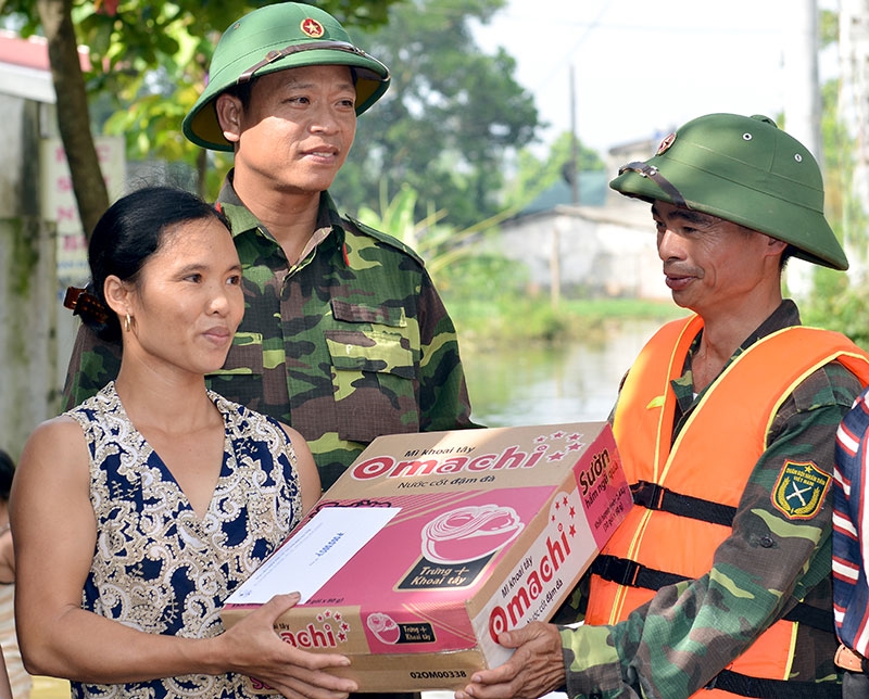 Cán bộ Ban CHQS huyện Chương Mỹ, chuyển hàng cứu trợ tới người dân xã Tân Tiến, huyện Chương Mỹ.