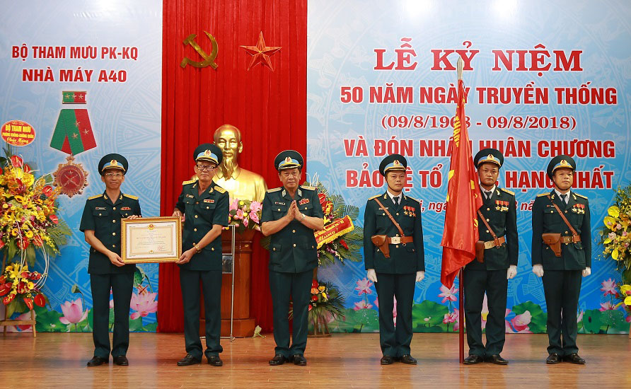 Nhà máy A40 đón nhận Huân chương Bảo vệ Tổ quốc hạng nhất