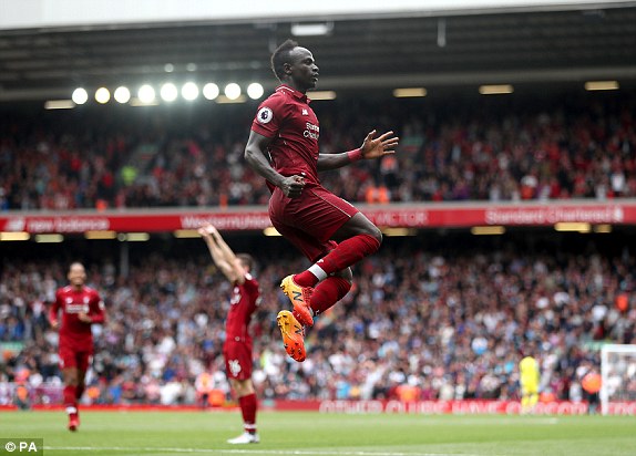 Salah và Mane tỏa sáng, Liverpool thắng đậm trên sân nhà