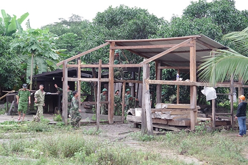 Bộ CHQS tỉnh Kon Tum giúp dân dựng lại nhà sau mưa bão