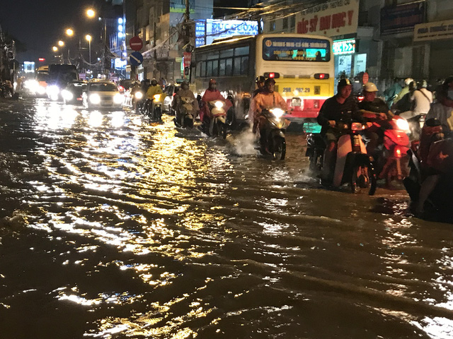 Áp thấp nhiệt đới gây mưa ngập hàng chục tuyến phố Thủ đô